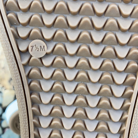 Lucky Brand Sneakers! Size 7.5! - Picture 9 of 10